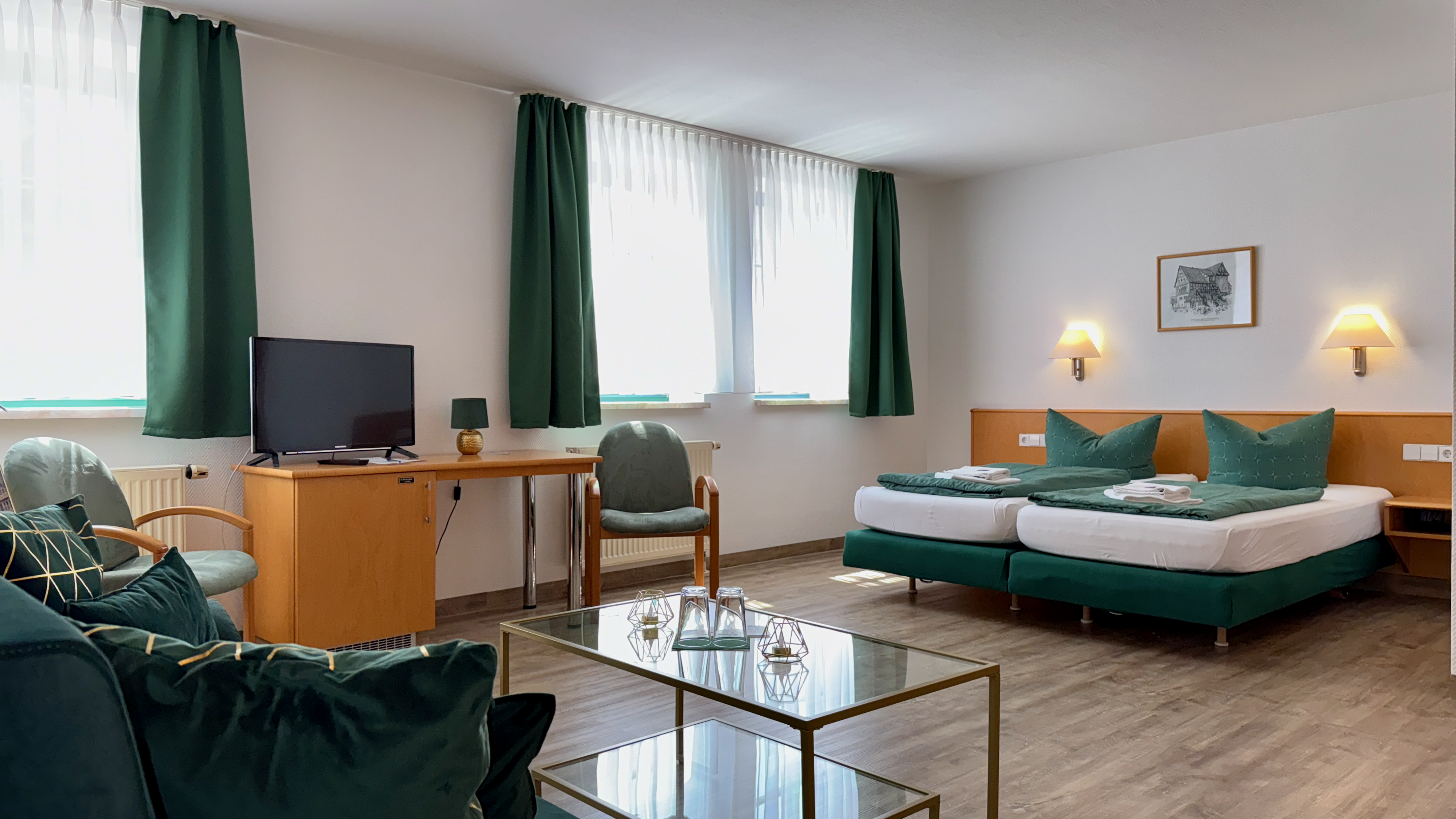 Innenansicht mit Doppelbett, Sofa und Schreibtisch, Zimmer 1