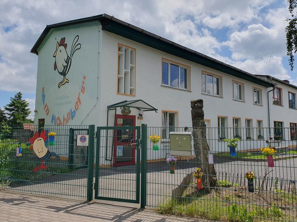 Außenansicht der Grundschule in Oepfershausen