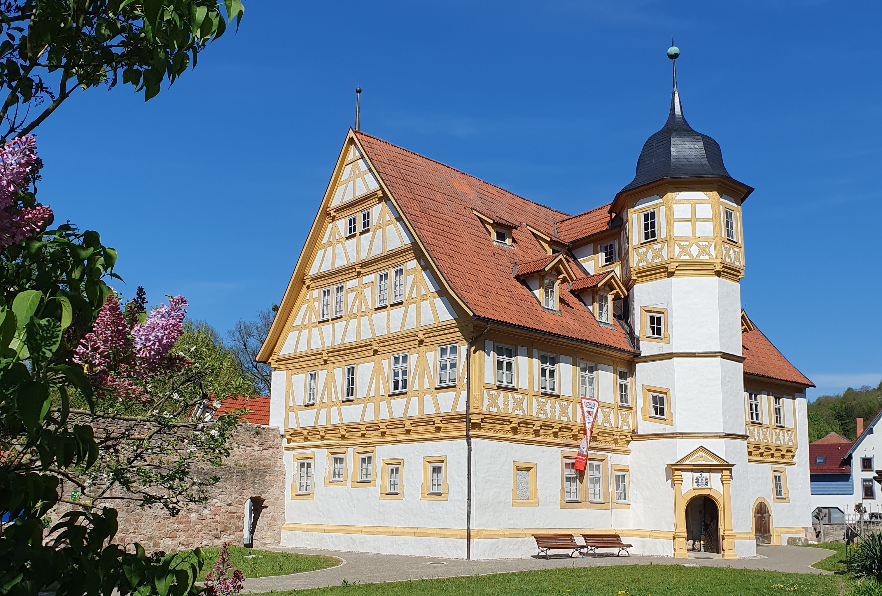 Außenansicht des ehemaligen Damenstiftes, 1596 erbaut, heute: Tourist-Information, Stadtmuseum, Stadtarchiv und Thüringer Karnevalsmuseum