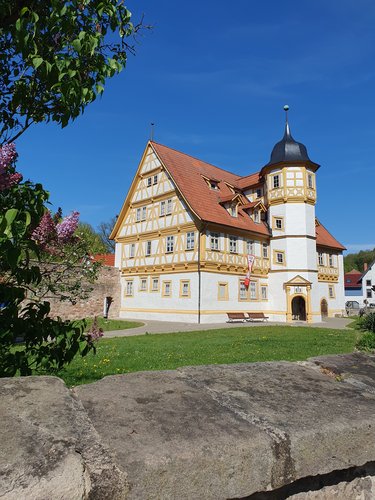 Außenansicht des Damenstiftes. Hier befinden sich die Tourist-Information und das Stadtmuseum Wasungen.