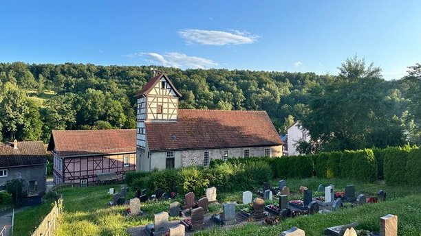 Kirche und Friedhof von Wahns