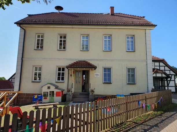 Außenansicht des Kindergartens Kirschkernchen in Metzels